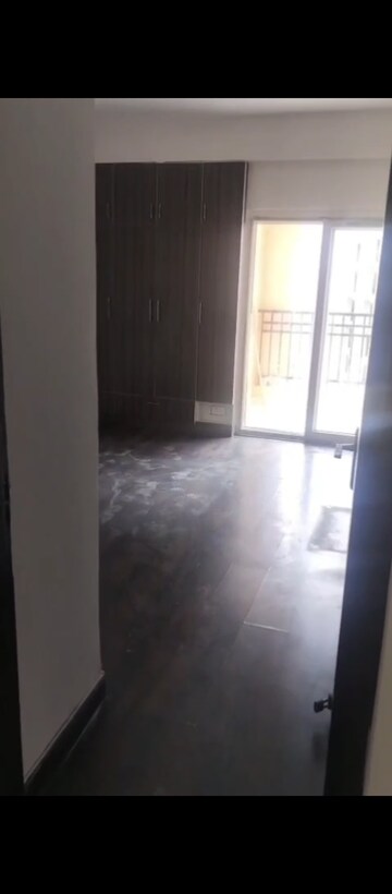 Room in 2.5 BHK Apartment at Ajnara Le Garden, Sector 16b Greater Noida – for Sale