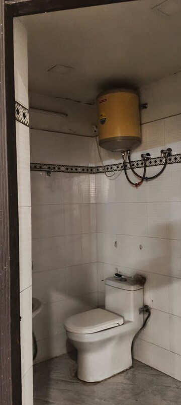 Master Bedroom in 2 BHK Independent House at Gomti Nagar – for Rent