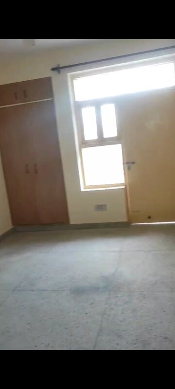 Room in 3 BHK Apartment at Vasundhara Sector 6 – for Rent