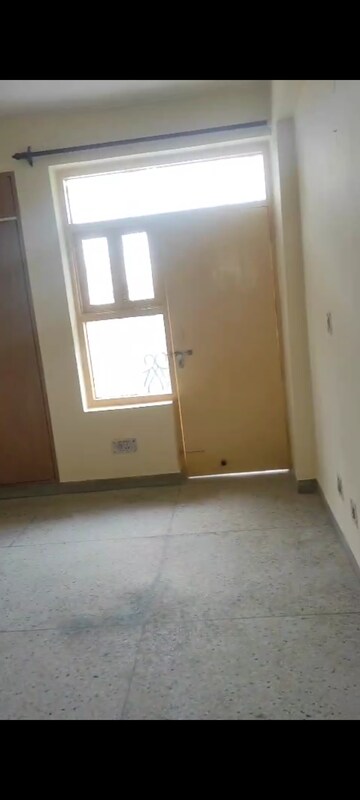 Room in 3 BHK Apartment at Vasundhara Sector 6 – for Rent