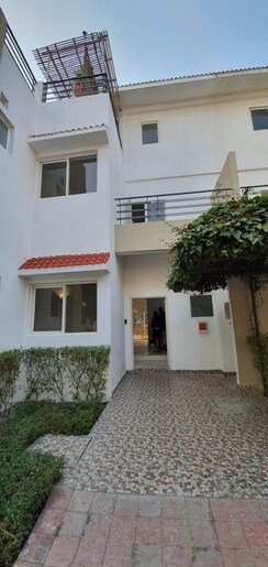 3 BHK + Servant Room Villa For Sale in Paramount Golfforeste Villas