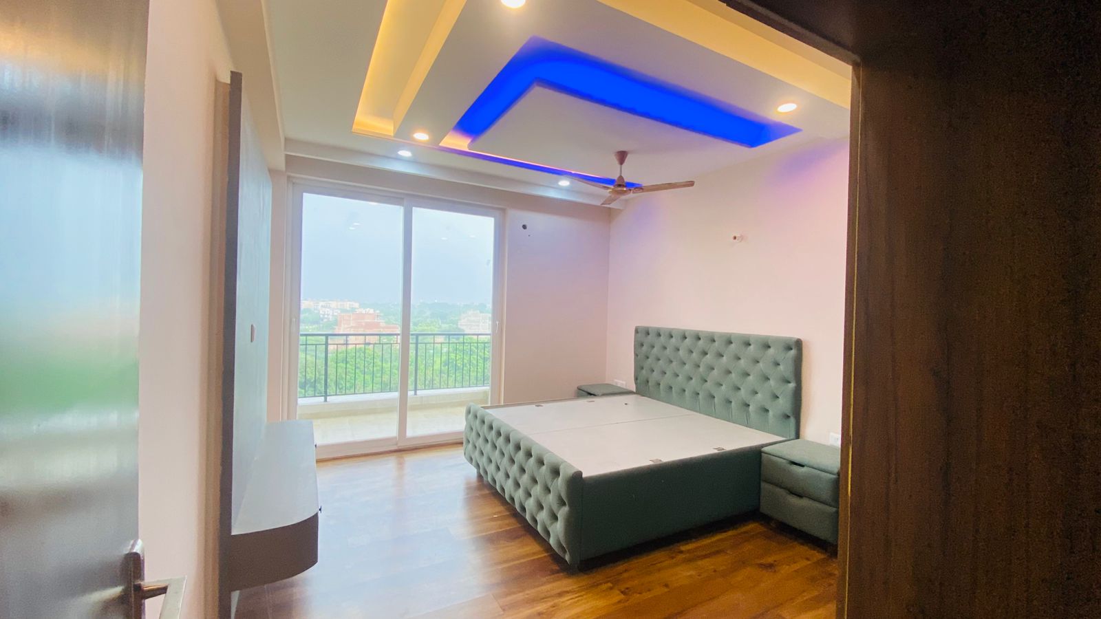 3 BHK + Servant Room Apartment For Rent in DLF Hyde Park