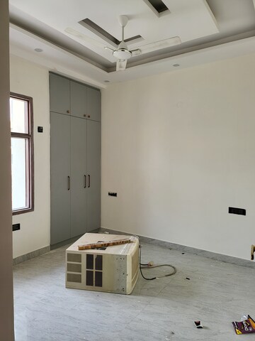 Furnished Amenities in 3 BHK Builder Floor at BPTP District, Sector 81 – for Rent