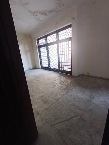 Furnished Amenities in 3 BHK Builder Floor at RWA Apartments Sector 50, Sector 50 – for Rent