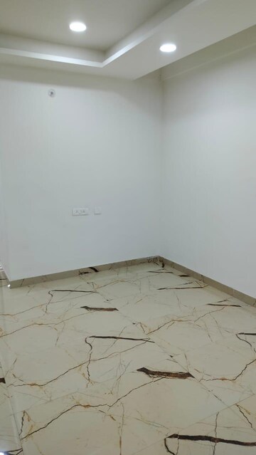Room in 2 BHK Apartment at Modipuram – for Sale
