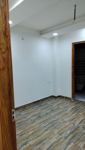 Room in 2 BHK Apartment at Modipuram – for Sale