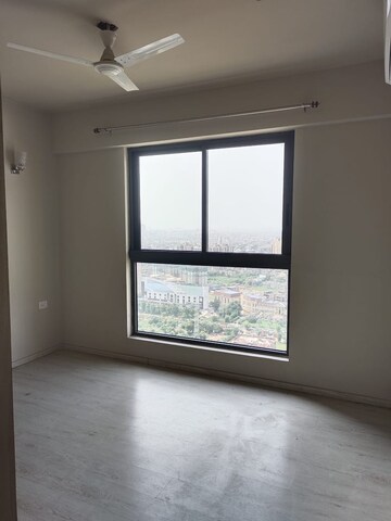 Room in 3 BHK Apartment at Smart World Orchard, Sector 61 – for Rent