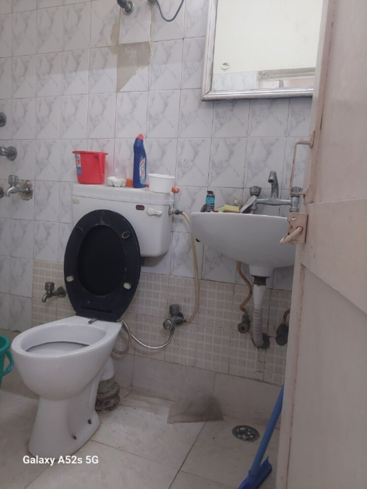 Bathroom, adchini 1 RK 350 Sq.Ft. Apartment In Adchini Delhi 9122351