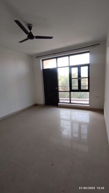 Room in 3 BHK Apartment at Omaxe Silver Birch, North Mullanpur – for Rent