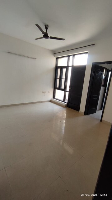 Room in 3 BHK Apartment at Omaxe Silver Birch, North Mullanpur – for Rent