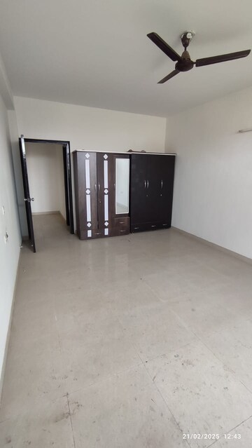 Room in 3 BHK Apartment at Omaxe Silver Birch, North Mullanpur – for Rent
