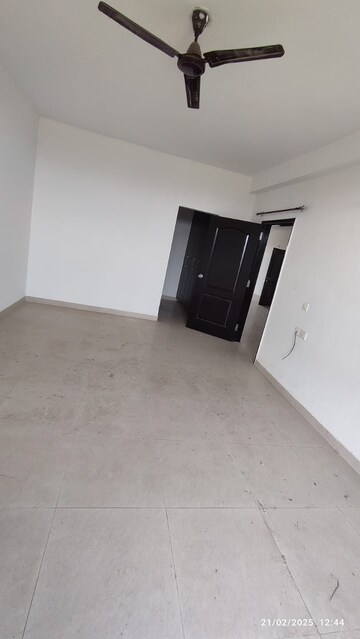 Room in 3 BHK Apartment at Omaxe Silver Birch, North Mullanpur – for Rent