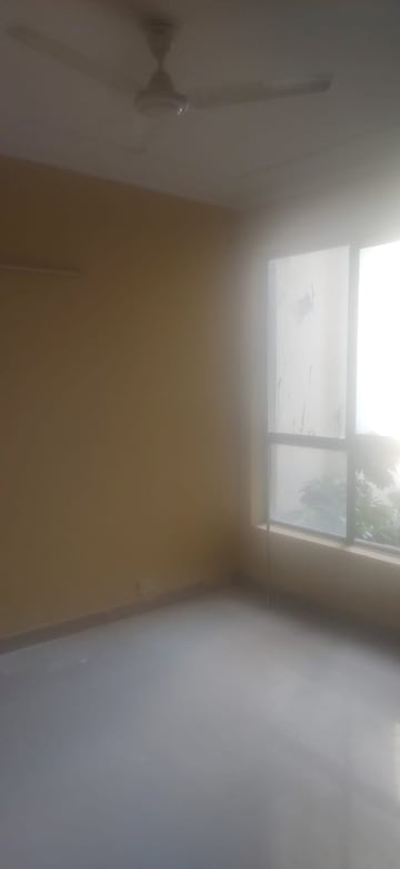 Room in 3 BHK Apartment at Unitech Uniworld Gardens 2, Sector 47 – for Rent