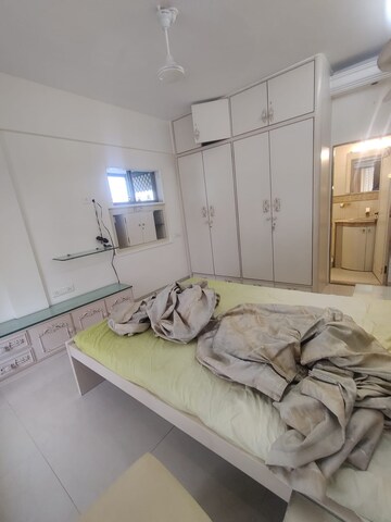 Bedroom in 2 BHK Apartment at Highland CHS, Pali Hill – for Rent