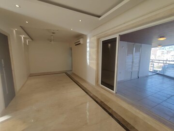 Room in 3.5 BHK Apartment at Evershine Jewel, Khar West – for Rent