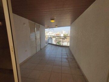 Room in 3.5 BHK Apartment at Evershine Jewel, Khar West – for Rent