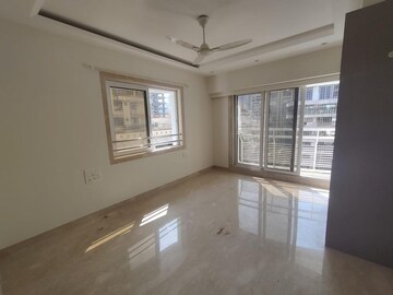 Room in 3.5 BHK Apartment at Evershine Jewel, Khar West – for Rent