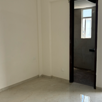 Room in 3.5 BHK Builder Floor at Smart World Gems, Sector 89 – for Rent