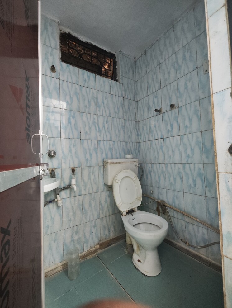 Bathroom, katwaria sarai 1 Bedroom 350 Sq.Ft. Apartment In Katwaria Sarai Delhi 9122551