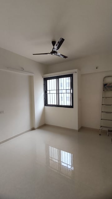 Room in 2.5 BHK Apartment at Kohinoor Viva City, Dhanori – for Rent