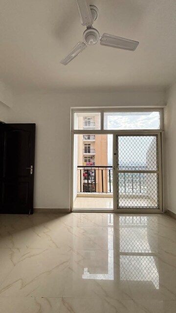 Room in 3 BHK Apartment at Amrapali Golf Homes, Sector 4 Greater Noida – for Sale