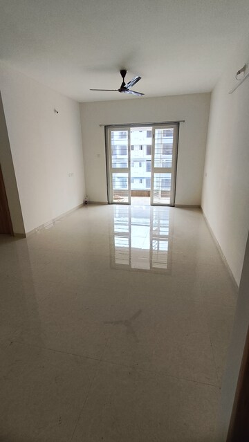 Room in 2.5 BHK Apartment at Kohinoor Viva City, Dhanori – for Rent
