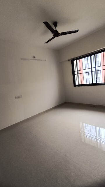 Room in 2.5 BHK Apartment at Kohinoor Viva City, Dhanori – for Rent