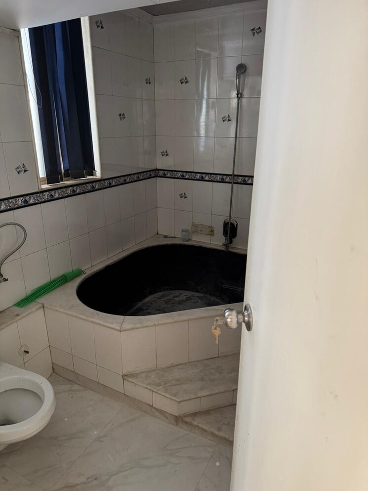 Bathroom, saraswati-chs-vile-parle-west 2 Bedroom 700 Sq.Ft. Apartment In Vile Parle West Mumbai 9122574