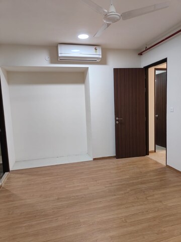 Room in 2 BHK Apartment at Indiabulls One Indiabulls, Pokhran Road No Two – for Rent