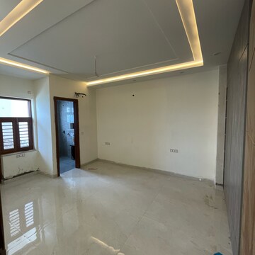 Room in 3 BHK Villa at Sector 21c – for Rent