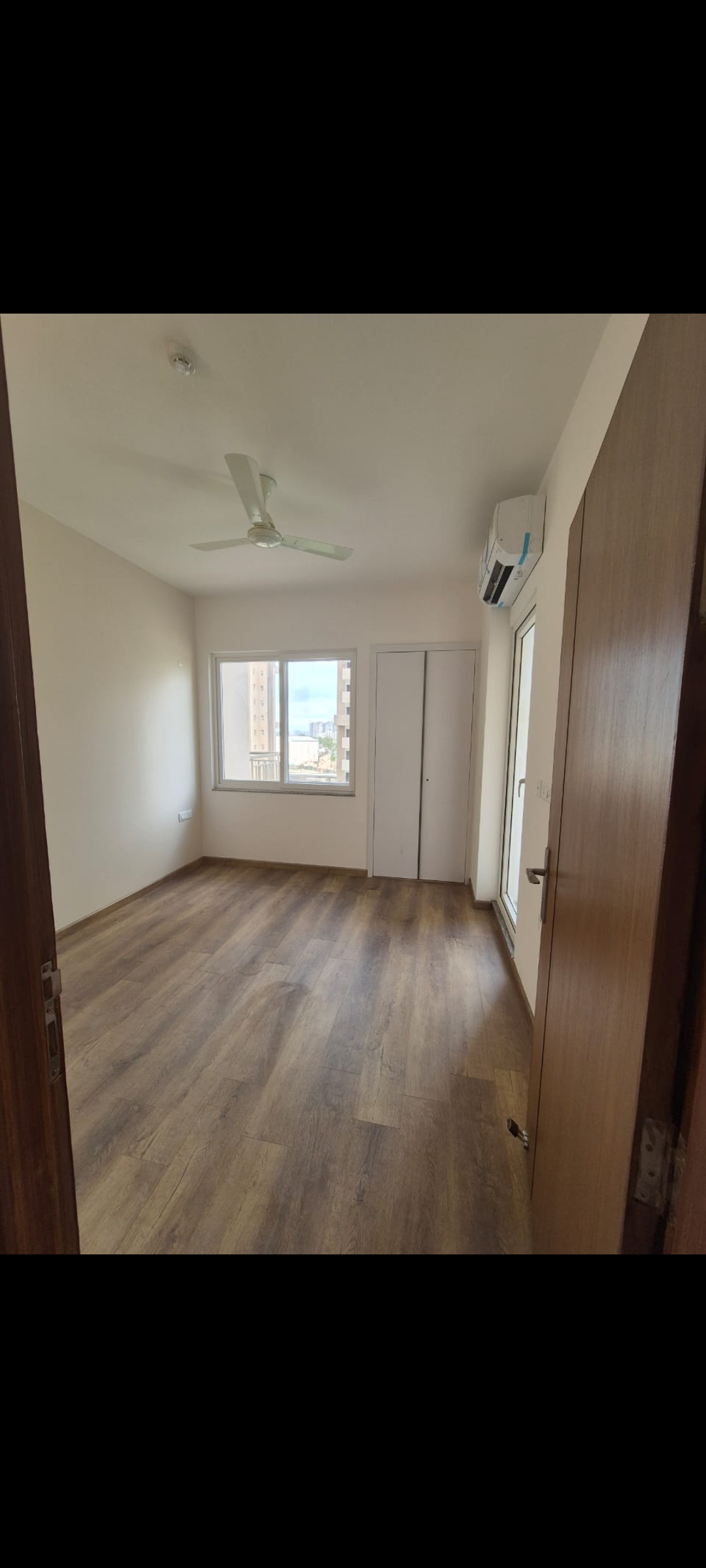 3.5 BHK + Servant Room Apartment For Rent in Dasnac Burj