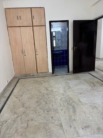 Room in 3 BHK Builder Floor at Vipul Plaza, Sector 54 – for Rent