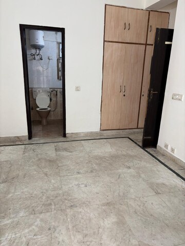 Room in 3 BHK Builder Floor at Vipul Plaza, Sector 54 – for Rent