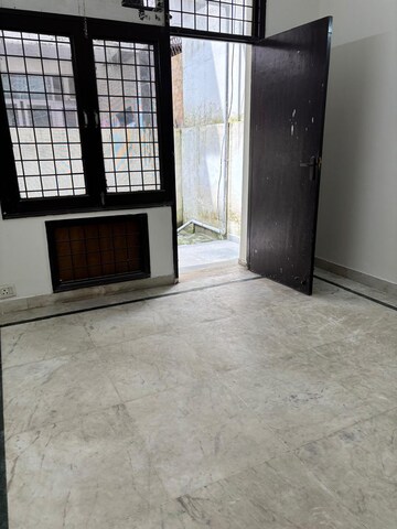 Room in 3 BHK Builder Floor at Vipul Plaza, Sector 54 – for Rent
