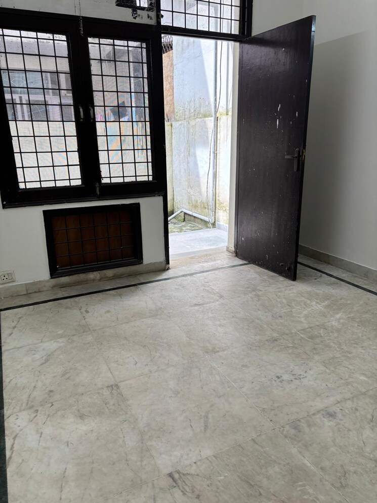 Room, vipul-plaza 3 Bedroom 300 Sq.Yd. Builder Floor In Sector 54 Gurgaon 9122940