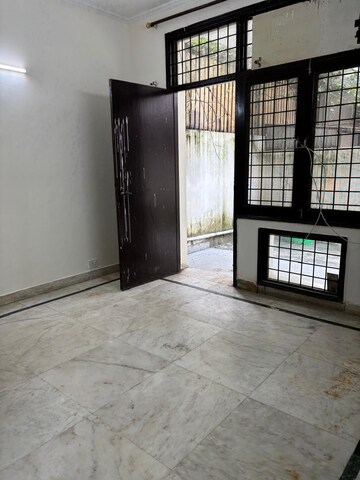 Room in 3 BHK Builder Floor at Vipul Plaza, Sector 54 – for Rent