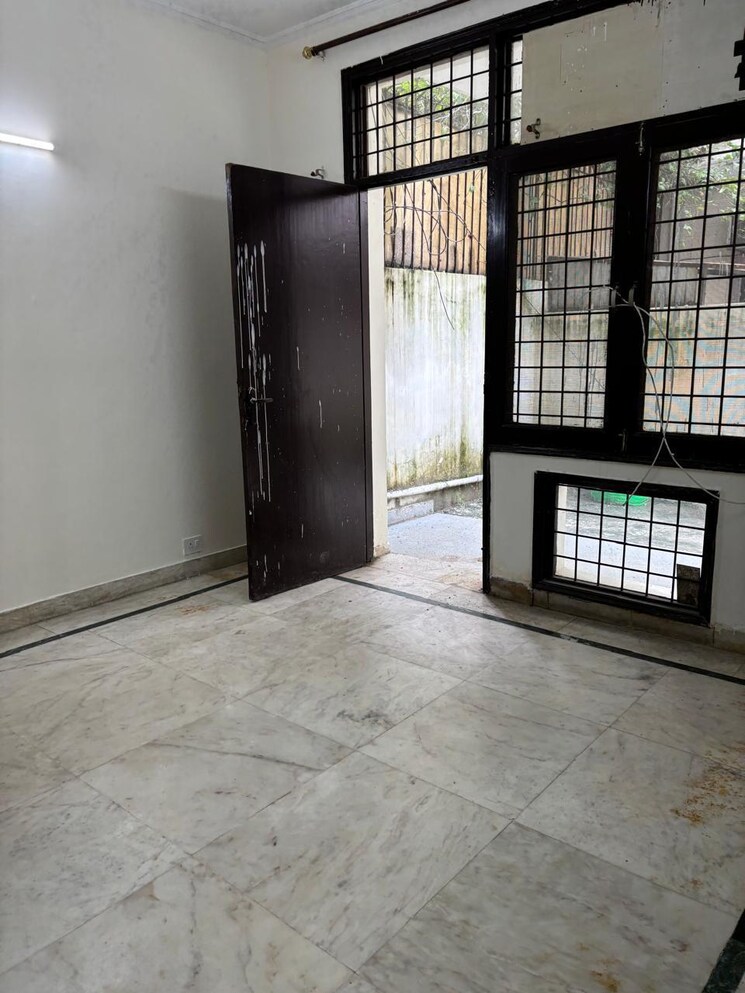 Room, vipul-plaza 3 Bedroom 300 Sq.Yd. Builder Floor In Sector 54 Gurgaon 9122940