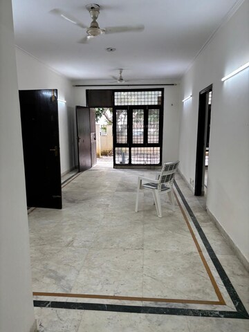 Room in 3 BHK Builder Floor at Vipul Plaza, Sector 54 – for Rent