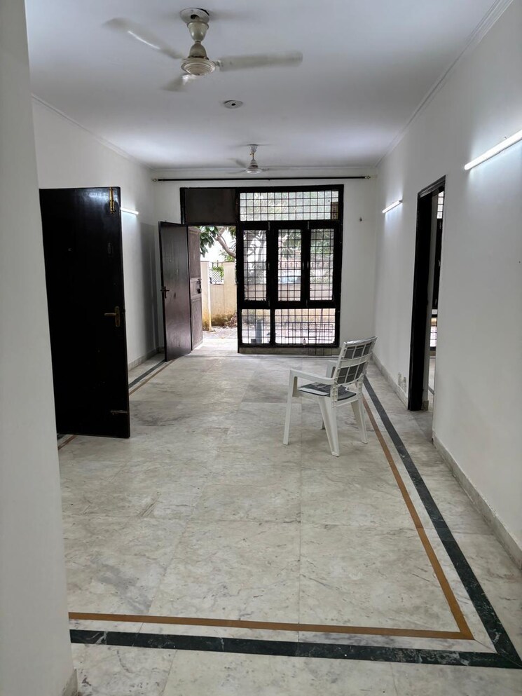 Room, vipul-plaza 3 Bedroom 300 Sq.Yd. Builder Floor In Sector 54 Gurgaon 9122940