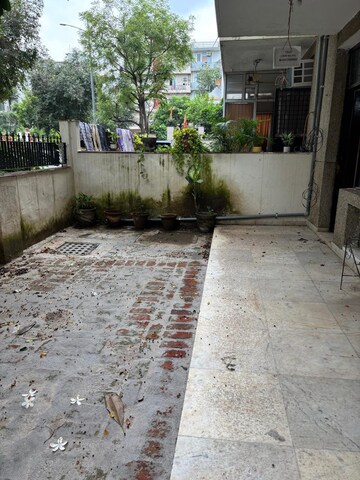 Balcony in 3 BHK Builder Floor at Vipul Plaza, Sector 54 – for Rent