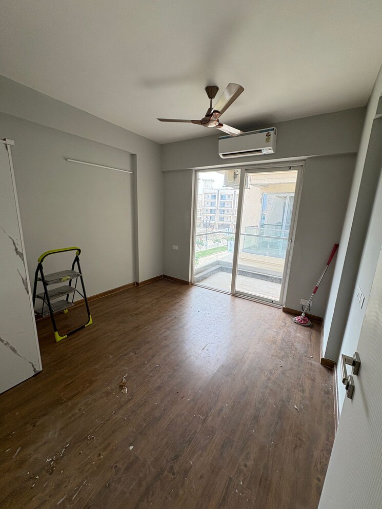 Room, sector 107 2 Bedroom 150 Sq.Ft. Apartment In Sector 107 Noida 9123023