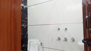 Furnished Amenities in 3 BHK Builder Floor at Mahavir Enclave 1 – for Sale