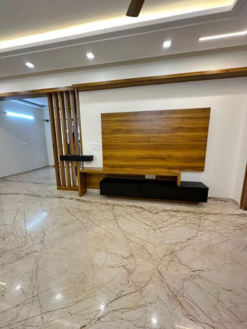 Room in 3 BHK Apartment at Zs V1 Gardenz, Benson Town – for Rent
