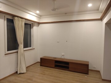 Room in 2 BHK Apartment at Prestige Lakeside Habitat, Varthur – for Rent