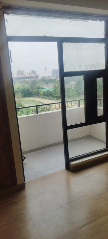 Room in 2 BHK Apartment at Auric City Homes, Sector 82 – for Rent