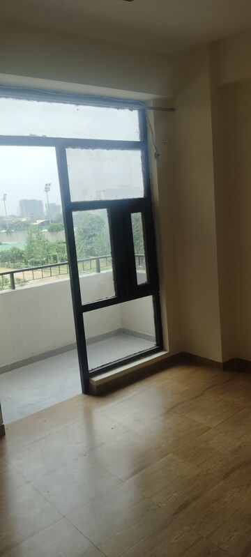 Room in 2 BHK Apartment at Auric City Homes, Sector 82 – for Rent