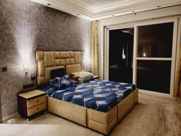 Bedroom in 4 BHK Builder Floor at Dlf Phase iv – for Rent
