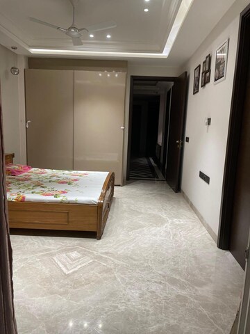 Room in 4 BHK Builder Floor at Dlf Phase iv – for Rent