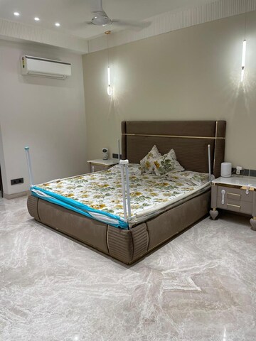 Bedroom in 4 BHK Builder Floor at Dlf Phase iv – for Rent