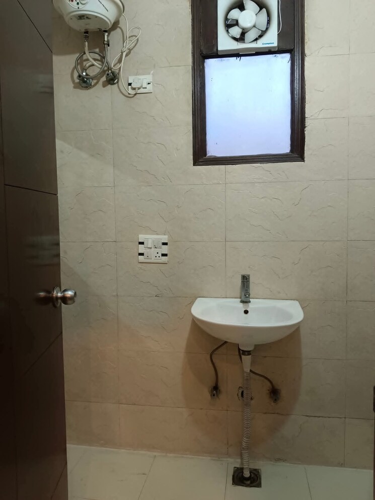 Bathroom, saket 3 Bedroom 1350 Sq.Ft. Builder Floor In Saket Delhi 9123348